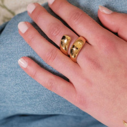 Gebogener und gebogener Tropfenring für Frau in goldenem Edelstahl - minimalistisch und modern