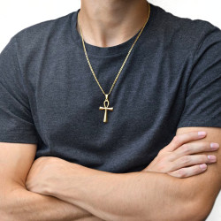 Collier pendentif croix égyptienne ankh acier couleur or porté par un homme