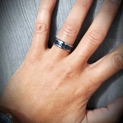 Anello uomo in acciaio inox con fibra di carbonio nero e linee blu, personalizzabile all'interno. 2