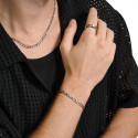 Hier ist ein Mann, der diese Kombination von 6 mm gebürstetem Mattstahl trägt, mit einem Set Figaro für einen modernen Stil