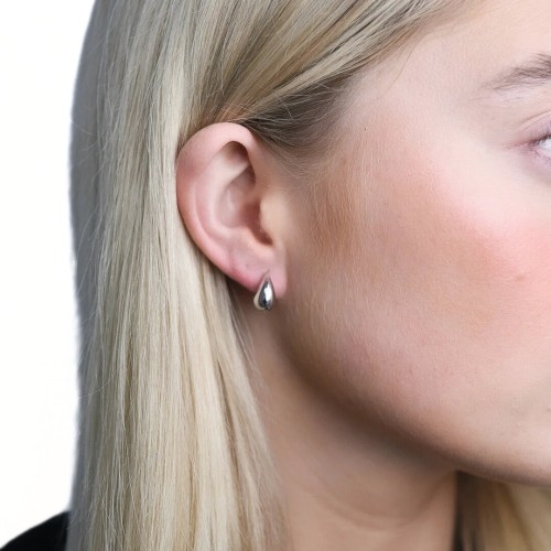 Mini pendientes de gota de agua de acero: elegante y moderno