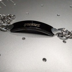 Bracciale grumetta da uomo in acciaio inossidabile con placca incisa nera 2