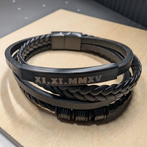 Bracelet Homme Cuir Noir Quatre Rangs et Cylindres Plaque Acier Inoxydable Personnalisé