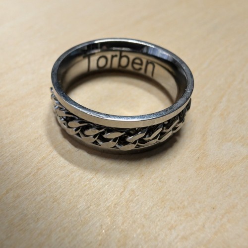 Anillo de acero encadenado antiestrés: Un anillo de compromiso