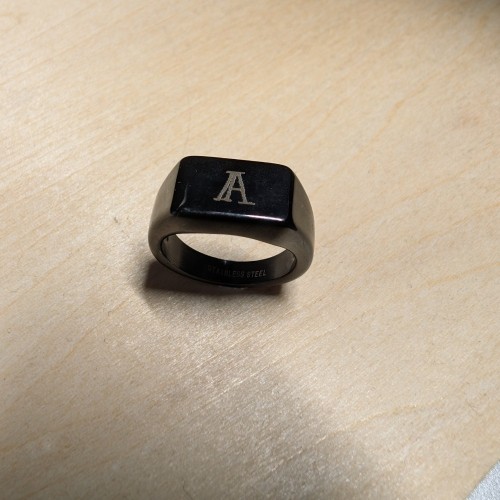 Mujer pelo negro hombre cara rectangular - anillo personalizado