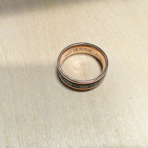 Centrarse en el interior del anillo de anillo de estrés romano de oro romano con el grabado personalizado con láser