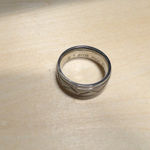 Alianza barata de acero: anillo de bodas con ranuras de cuerdas