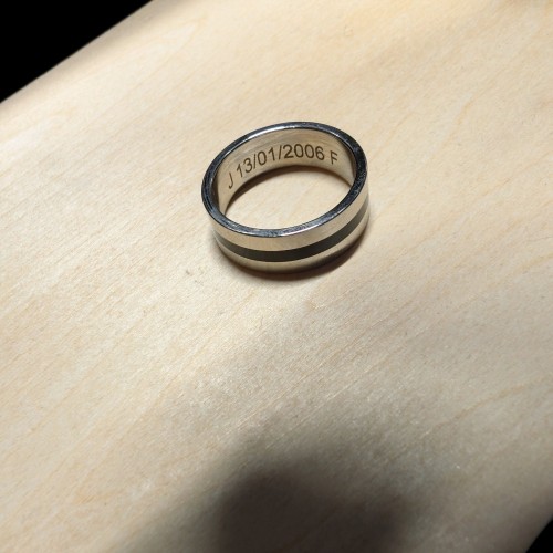 Anillo de hombres en acero inoxidable de dos tonos con banda central negra grabada