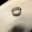 Anillo de hombres en acero inoxidable de dos tonos con banda central negra grabada