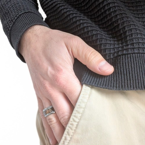 Anello con legno di noce imitazione indossato da un uomo per simboleggiare il matrimonio con uno stile naturale e minimalista