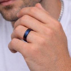 Anello uomo moderno e ampio in acciaio inox con finitura completamente blu e banda centrale scanalata 2