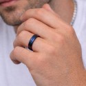 Anello in acciaio blu con anulare di un uomo per uno stile casual, elegante e risolutamente contemporaneo