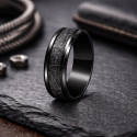 Anillo de alianza moderna y cósmica para hombre en acero inoxidable negro con efecto de meteorito de inserción central