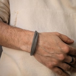 Braccialetto in pelle grigio da uomo e chiusura in oro personalizzabile 2