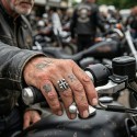 Anello singolo uomo d'acciaio con croce latina e 4 teste di morte