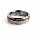 Focus sur l'intérieur parfaitement lisse de la bague en acier, bois et météorite verni avec une gravure personnalisée