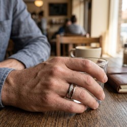 Anillo de hombre de acero inoxidable moderno decorado con madera koa, un efecto de meteorito y una flecha vikingo 2