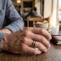 Minimalistischer Ringring mit Pfeil-Wiking, der an das Ring eines Mannes getragen wurde, um ein abenteuerliches Stil zu bestätig