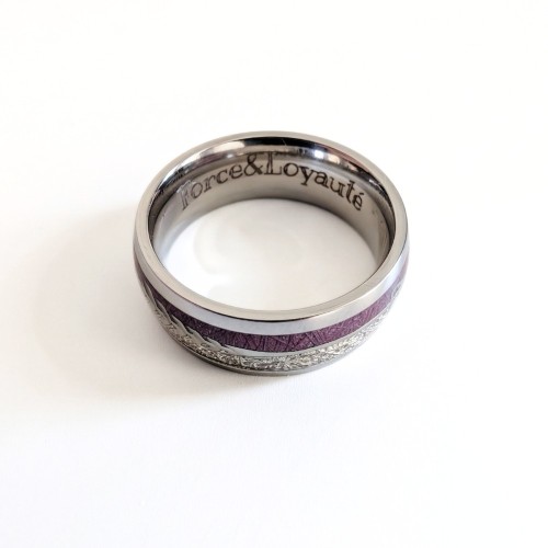 Bague en acier verni avec bande violette et météorite flèche prête pour gravure personnalisée au laser
