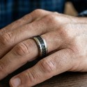 Anillo de hombre de acero inoxidable para hombre con tira de fibra de carbono negra