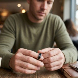 Ring ring in steel plated all black chain anti-stress worn by a man 2