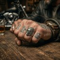 Bague Chevalière Homme Acier avec Crâne Tête de Mort Chef Indien Apache