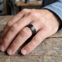 Bague au design automobile portée à l'annulaire d'un homme pour un style urbain, original et masculin
