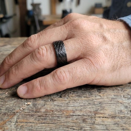 Primo piano della mano portata a mano, evidenziando la brillantezza della luce sui rilievi geometrici della superficie