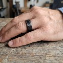 Primo piano della mano portata a mano, evidenziando la brillantezza della luce sui rilievi geometrici della superficie