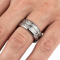 Anello uomo in titanio argento con doppia striscia depositata in fibra di carbonio bianco 2