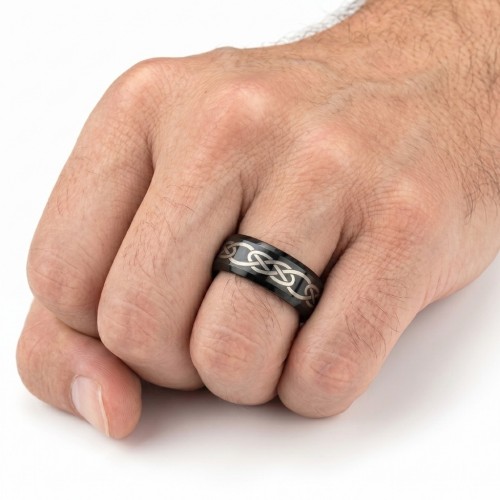 Anello in acciaio inox laccato nero con acqua tribale celtica e antigraffio resistente