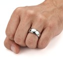 Anillo de compromiso de 8 mm de ancho con perfil curvado y superficie inasequible