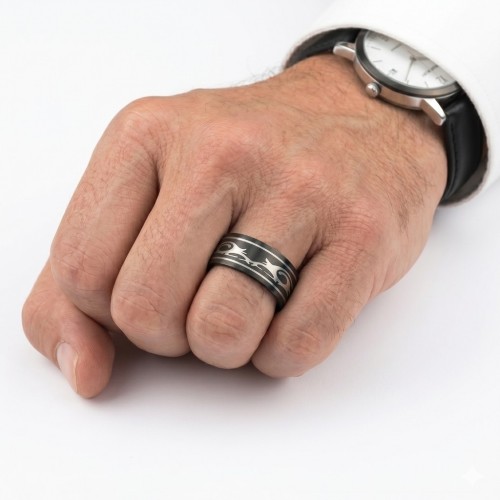 Anello maschile laccato nero con motivo tribale originale e interni liscia