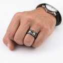 Schwarz lackiertem maskulinem Ring mit ursprünglichem Stammesmuster und glattem Innenraum