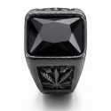 Détail de la feuille de chanvre sculptée sur le côté de la grosse bague noire