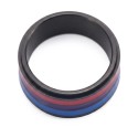 Detalle plano del anillo giratorio con los colores de la bandera bisexual con acabados pulidos