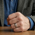 Cepillado alianza de acero mate usada por un hombre para simbolizar una boda o compromiso con elegancia