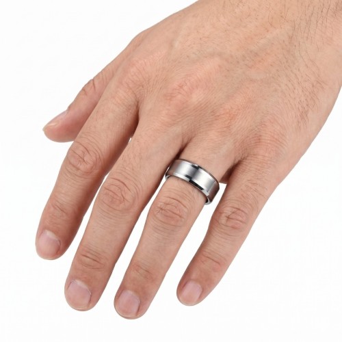 Moderno anello maschio con contrasto tra la fascia opaca e il bordi lucidati Effetto specchio