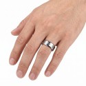 Moderno anello maschio con contrasto tra la fascia opaca e il bordi lucidati Effetto specchio