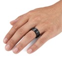 Anello nuziale maschio nero profondo e irradiabile con bordi lucidi e scanalature