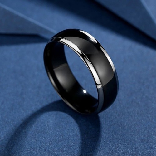 Ring mit Detail des hervorragenden Kontrasts zwischen silbernem poliertem Titan und schwarzem Furnier durch Ionisierung