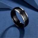 Ring mit Detail des hervorragenden Kontrasts zwischen silbernem poliertem Titan und schwarzem Furnier durch Ionisierung