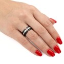 Drehmomentring mit hochmodernem und minimalistischem Design, das mit Silberband gekreuzt ist