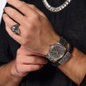 Gebackener schwarzes Biker-Armband mit schwarzem Leder mit Stahlplatte, die mit mehreren Todesköpfen geschmückt ist