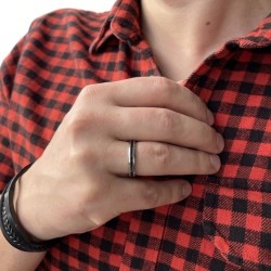 Anillo de la alianza moderna para mujer y hombre en acero inoxidable pulido con un elegante surco central negro 2