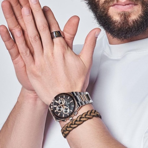 Bague biker demi-crâne portée au doigt par un homme, un style hard-rock imposant et authentique.