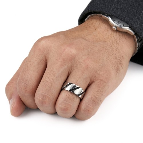 Alianza de 8mm de hombres con titanio de plata brillante con efecto de quemadura de rayas oblicuas negras