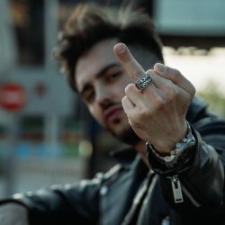 Mannritter mit rebellischem Aussehen und Stahlbiker mit umgekehrter provozierender Inschrift 2