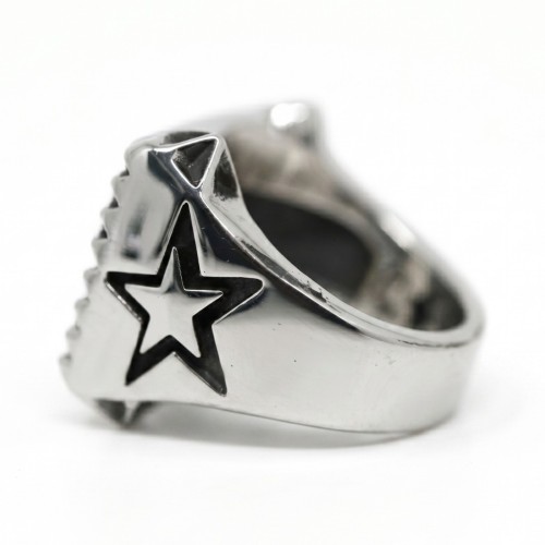 Nahaufnahme Ring Knight Man Steel Star mit Fick, den Sie umgekehrt haben
