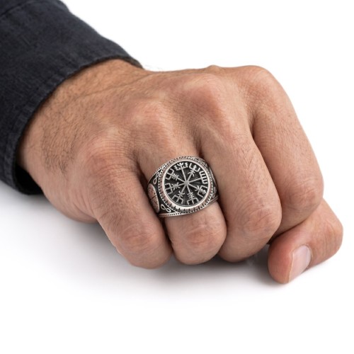 Cavaliere da uomo in acciaio inox con la bussola nordica Vegvisir
